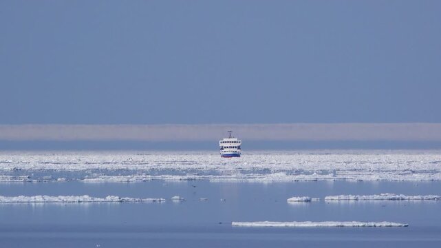 幻氷とオホーツク海の流氷と網走流氷観光砕氷船おーろら