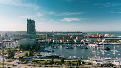 Gdynia z góry: Wieżowce Sea Towers, marina jachtowa i port w Gdyni. © wojciechkic.com