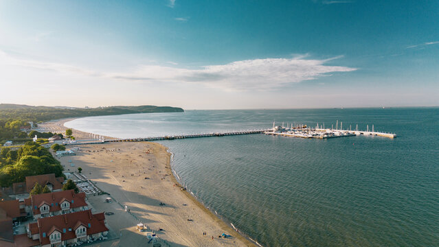 Sopot molo, marina jachtowa i plaża nad Bałtykiem z lotu ptaka.