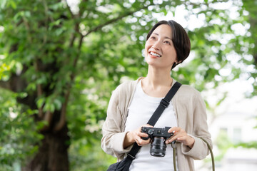 Fototapeta premium カメラを持った女性