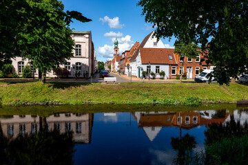 Fototapeta premium Historisches Friedrichstadt in Nordfriesland (Deutschland) Stadtszene Gracht