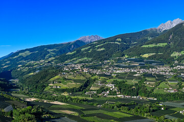 Fototapeta premium Dorf Tirol, Passeier, Fluss, Passeiertal, Vorderpasseier, Hafling, Meran, Weinberge, Obstbäume, Landwirtschaft, Wanderweg, Frühling, Sommer, Südtirol, Italien