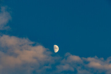 Der Mond am Abendhimmel