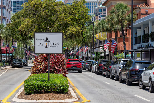 Las Olas Boulevard, cityscape view of the welcome sign in downtown district in Fort Lauderdale, Florida