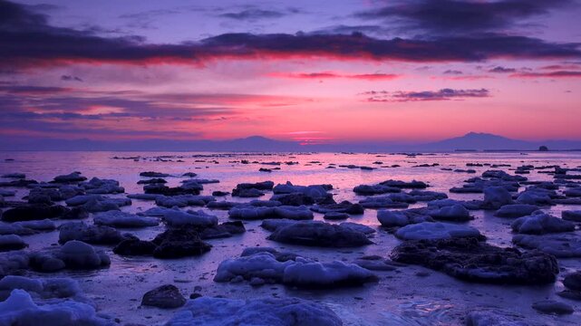 オホーツク海の朝と流氷