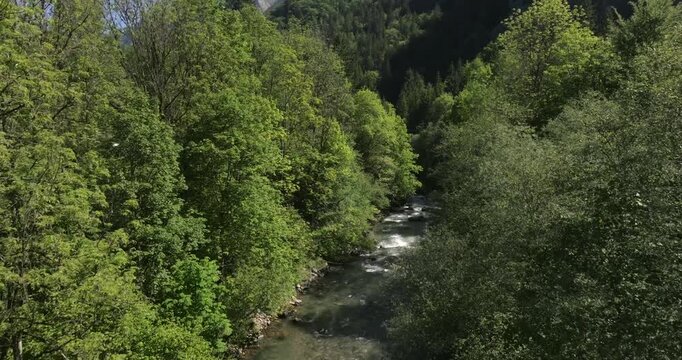 survol de rivi&egrave;re qui coule