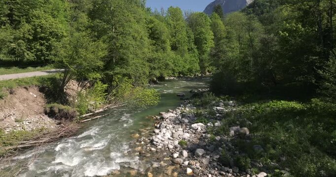 survol de rivi&egrave;re qui coule