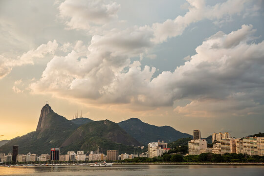 Vista da orla de Botafogo com o Morro do Corcovado e o Cristo Redentor sob nuvens, Rio de Janeiro, Brasil