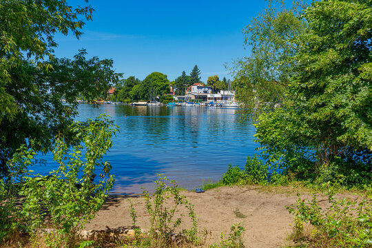 Berlin im heissen Sommer - wilde Badestelle in Friedrichshagen Bezirk K&ouml;penick an der M&uuml;ggelspree unweit M&uuml;ggelsee, Berliner Badetag bei strahlendem blauen Himmel - Badewtter