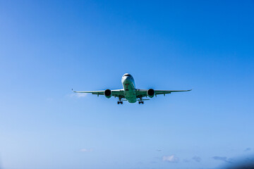 Fototapeta premium 伊良部島 着陸する旅客機