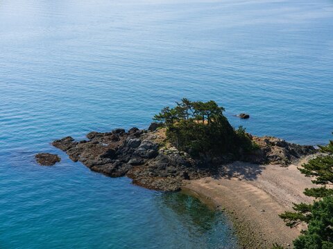 Small rocky island with green trees in the turquoise blue sea, high angle view
(에메랄드빛 푸른 바다 위에 녹색 나무들이 있는 작은 바위 섬, 하이 앵글 뷰)
