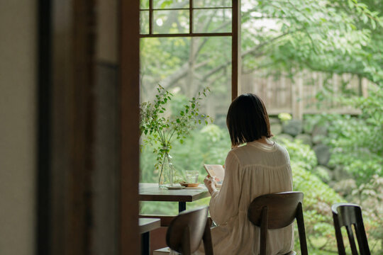 古民家カフェで読書をする女性