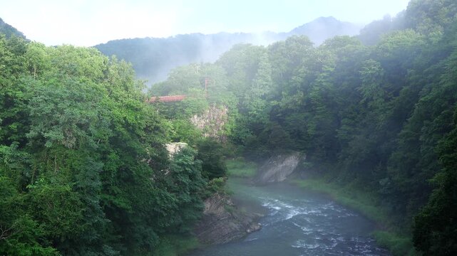滝の上公園の竜仙峡と朝霧