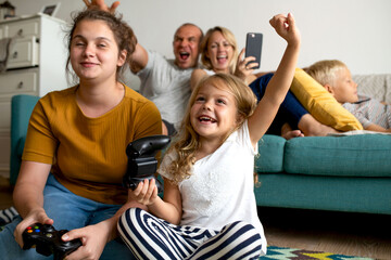 Family enjoying video games together © Rawpixel.com