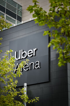 Schriftzug Uber Arena an der Fassade der gleichnamigen Mehrzweckhalle im Berliner Stadtteil Friedrichshain. Der Veranstaltungsort tr&auml;gt seit 2024 den Namen des Unternehmens Uber