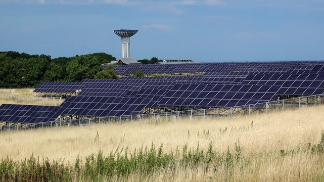 百年記念展望塔と太陽光発電