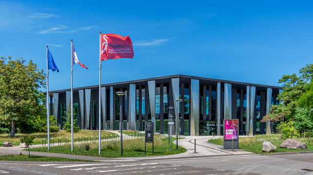 Strasbourg, France - 13 juin 2026: Vue ext&eacute;rieure du Palais de la musique et des congr&egrave;s de Strasbourg, complexe d&eacute;di&eacute; aux congr&egrave;s, aux conf&eacute;rences et aux concerts de musique