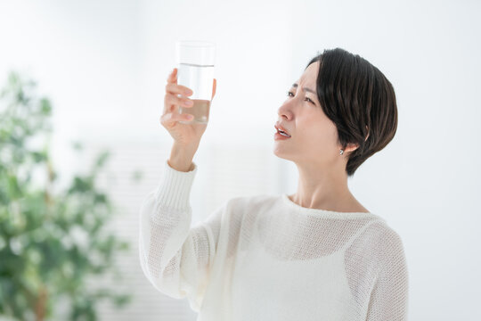女性　水