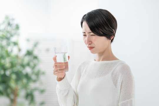 女性　水