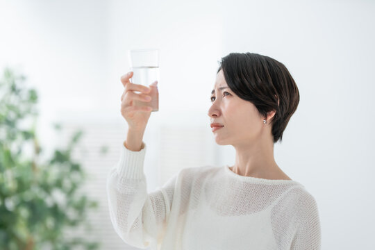 女性　水
