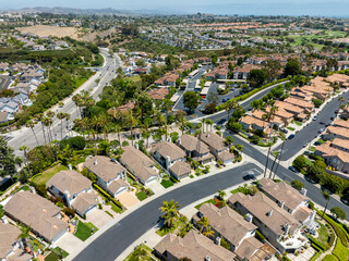 Obraz premium Aerial drone view of a sunny California neighborhood