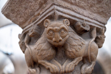 Obraz premium Close-up of a carved Romanesque lion capital inside the Basilica of Saint Nicholas in Bari, Italy, showcasing medieval stone craftsmanship, architectural detail, and historic church art