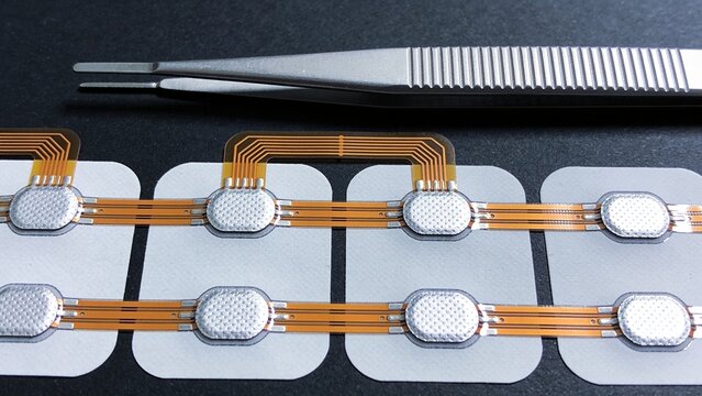 Flexible circuit electrodes with tweezers on dark surface
