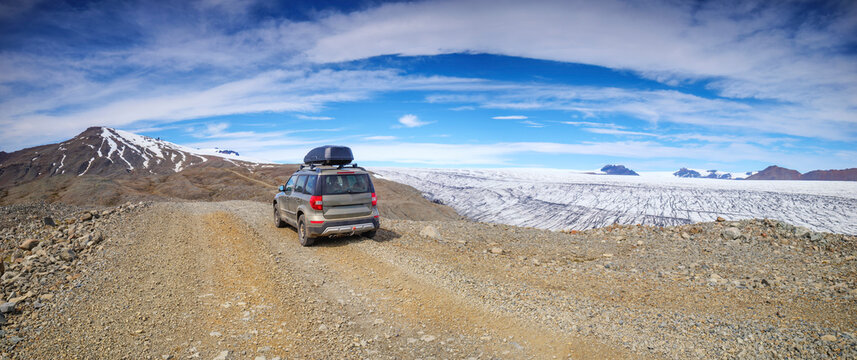 4x4 on dirt road by Skalafellsj�kull Glacier in Iceland