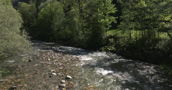 survol de rivi&egrave;re qui coule