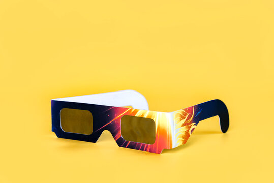 Solar eclipse viewing glasses