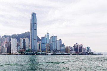 Obraz premium Hong Kong skyscraper panorama on a sunny day with water and boats
