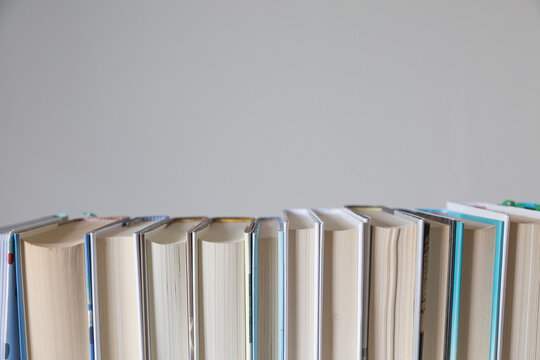Fila di libri chiusi allineati
