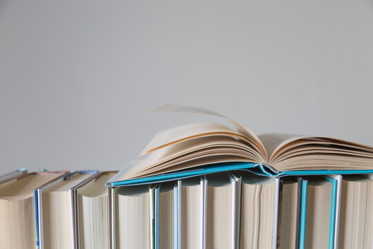 Libro aperto su fila di libri chiusi