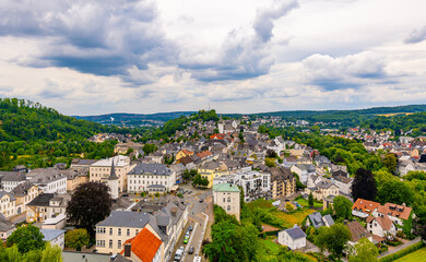 Obraz premium Panorama of the historic old town of Arnsberg (Westphalia) in Sauerland from the tower of Wedinghausen Abbey. Pedestrian zone, market square, and castle ruins within the Ruhr arc on a spring day.