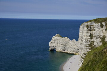 Vista aérea de acantilados de Étretat, playa de Manneporte y arco natural © Eva