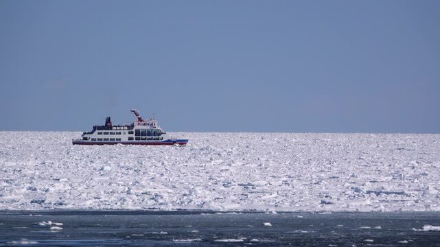 流氷砕氷船おーろらとオホーツク海の流氷