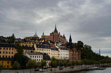 Obraz premium « Façades historiques de Gamla Stan dominant les quais de Stockholm sous un ciel nordique » 
