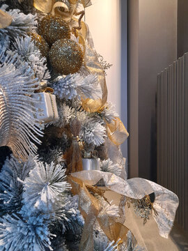 Addobbi dell'albero di natale moderno - festeggiamento