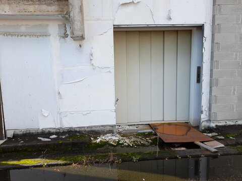 Edificio industriale abbandonato con evidenti problemi di infiltrazioni e danni vari