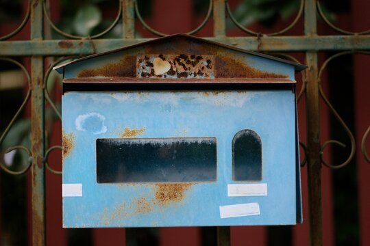 Simbol of memories and long-distance connection via an old postbox.