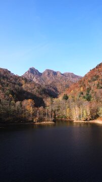 さっぽろ湖の紅葉と定山渓天狗岳
