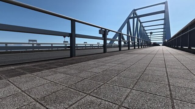 東京ゲートブリッジを走行するトラック
