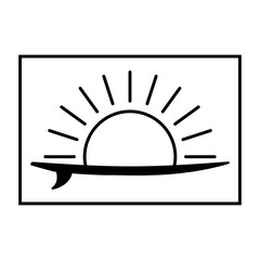 Logo club de surf. Vacaciones de verano. Dibujo minimalista con líneas de un sol asomando por detrás de una tabla de surf en horizontal, en el interior de un rectángulo  © teracreonte