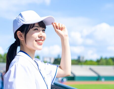 野球の試合を応援している女性