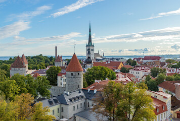 Obraz premium Nun Tower and Walls and Saint Olaf's Church in Tallinn