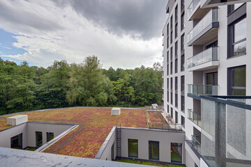 Balkon w nowoczesnym apartamencie z widokiemna las, budynki © arteffect.pl