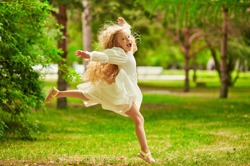Naklejka premium Carefree Summer Dance
