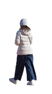 Femme vue de dos marchant en tenue d&rsquo;hiver, cheveux ondul&eacute;s cachant son visage, bonnet en maille, doudoune matelass&eacute;e, jean large et baskets, ses mains ne sont pas visibles