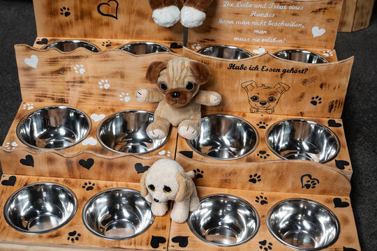 Im Angebot - Hunde aus Pl&uuml;sch mit originellen Fressn&auml;pfen f&uuml;r Hunde 