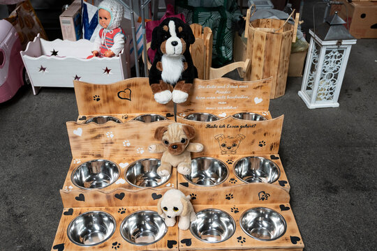 Hunde aus Pl&uuml;sch an originellen Fressn&auml;pfen f&uuml;r Hunde 